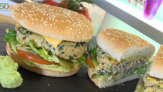 Burger végétarien à l'avocat et sucrine