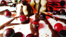 Baies glacées sauce chocolat blanc