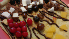 Crêpe fourrée aux fruits secs et nappée de chocolat fondu