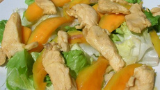 Salade tiède de poulet à la mangue