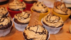 Cupcakes au chocolat avec glaçage aux spéculoos