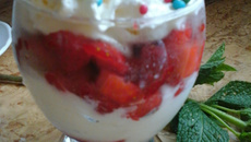 Mousse fraises bonbons sur coulis de framboises