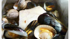 Papillotte de cabillaud et coquillages au beurre vanillé