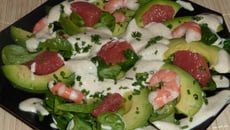 Petite salade de mâche aux crevettes, avocat et pamplemousse