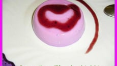 Panna cotta vanillé au chocolat violet  et son coulis de myrtille