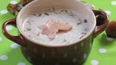 Velouté aux châtaignes et à l'ail et ses pétales de foie gras