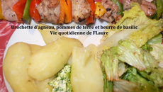 Brochettes d'agneau, pommes de terre et beurre de basilic