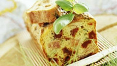 Cake à la mozzarella, tomates confites et jambon de parme