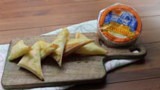 Chaussons au munster, poires et feuilles de brick façon briouates