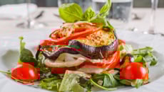 Aubergine en millefeuille à la mozzarella aux tomates et à l'origan