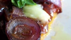 Tarte feuilletée aux oignons rouges & Cabécou