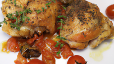 Chapon au romarin et à la tomate fraîche