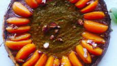 Tarte fine aux abricots au yaourt pistaché et cacao