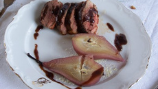 Magret et poire pochés au vin