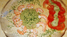 Crevettes fraîches accompagnées de mayonnaise à l'avocat