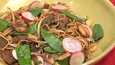 Nouilles sautées, légumes et bœuf caramélisé