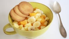 Salade de pomme, orange & banane parfumée à la pêche