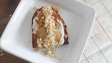 Tartine perdue "sucrée salée", crème de Saint Agur, poire et chorizo - Crumble de noix