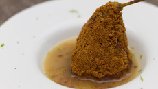 Poires pochées au vin blanc et panées au pain d'épices