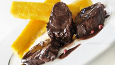 Sanglier sauce vin rouge et myrtilles sauvages, frites de polenta