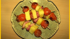 Brochettes d'ananas, tomates et lard fumé