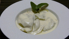 Raviole aux épinards chèvre frais ricotta et pignons sauce au parmesan