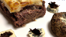 Pavé d'autruche au roquefort et au porto