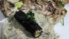 Tartare d'algues et huîtres, rouleau de nori, sablé breton