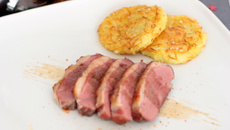 Magret de canard basse tempe rature, paillassons de pommes de terre et mousseline carottes