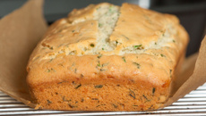 Cake au poireau, lait de coco et pavot