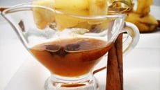 Brochettes de bananes et d'ananas caramélisées aux épices douces