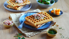 Gaufres salées aux allumettes de poulet et au fromage