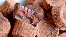 Truffe au chocolat noir, à la confiture de lait et à l'ail noir