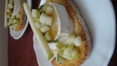 Tartine chèvre chaud miel, pomme granny menthe