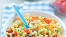 Petit bol de tortillettes aux œufs frais Lustucru, surimi, tomates cerises et ciboulette