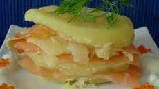 Mille-feuille de pomme de terre au saumon fumé