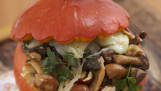 Gratin de potiron surprise, aux champignons, confit de canard et noisettes