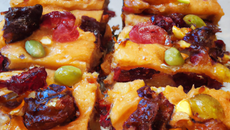 Carrés moelleux aux fruits secs et au beurre de cacahuètes