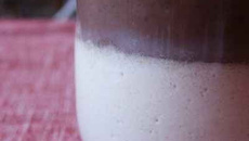 Crème de chocolat amer sur panacotta à la noix de coco