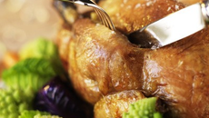 Chapon poché au lait et aux légumes