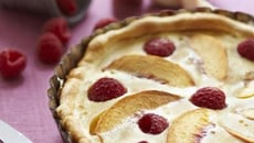 Tarte sablée aux pêches et framboises