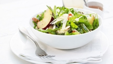 Salade aux prunes et aux courgettes et gruyère AOC