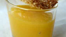 Crème de mangue et sa tuile de sésame à l'orange