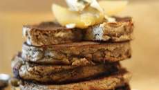 Blinis de sarrasin et Fourme d'Ambert, et poires pochées