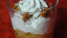 Verrine de compotée de poires, mousse de roquefort aux noix