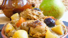 Tajine de poulet pommes de terre aux pruneaux et poires