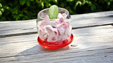 Coupe de fraises à la mousse légère