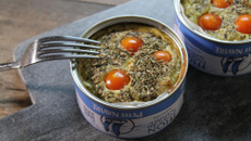 Mini-flans au thon et tomates cerise dans leurs boites