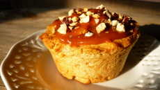 Cupcakes poires cannelle, glaçage caramel et éclats de noisettes