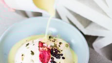 Îles flottantes au lait d’amande et fève Tonka, Granola et fruits rouges